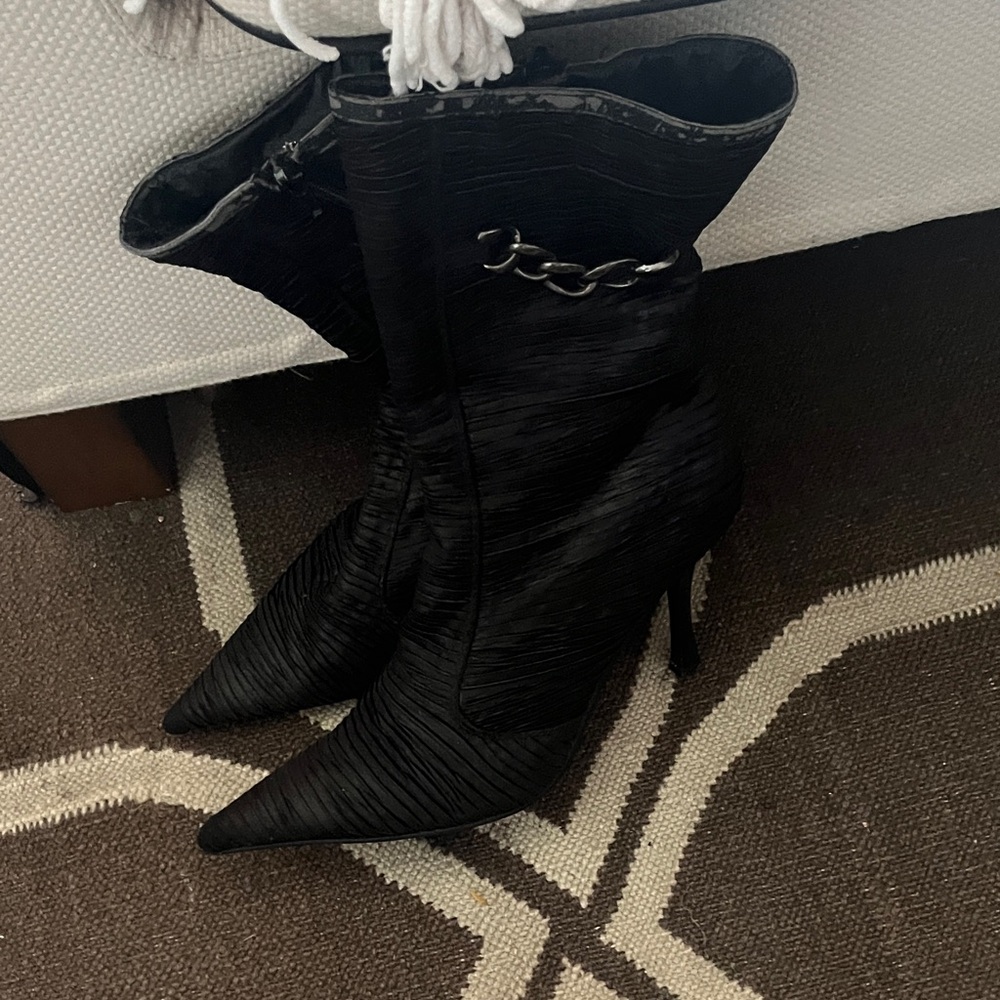 Chic Black Heeled Boots with Chain Detail